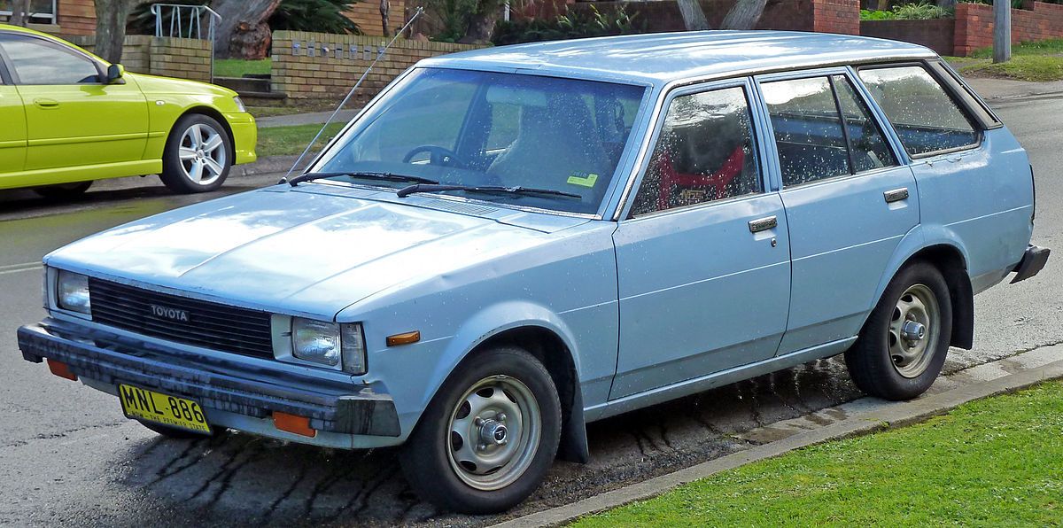 1200px-1980-1983_Toyota_Corolla_(KE70)_station_wagon_01.jpg